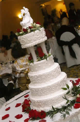 Photo of an elegant wedding cake